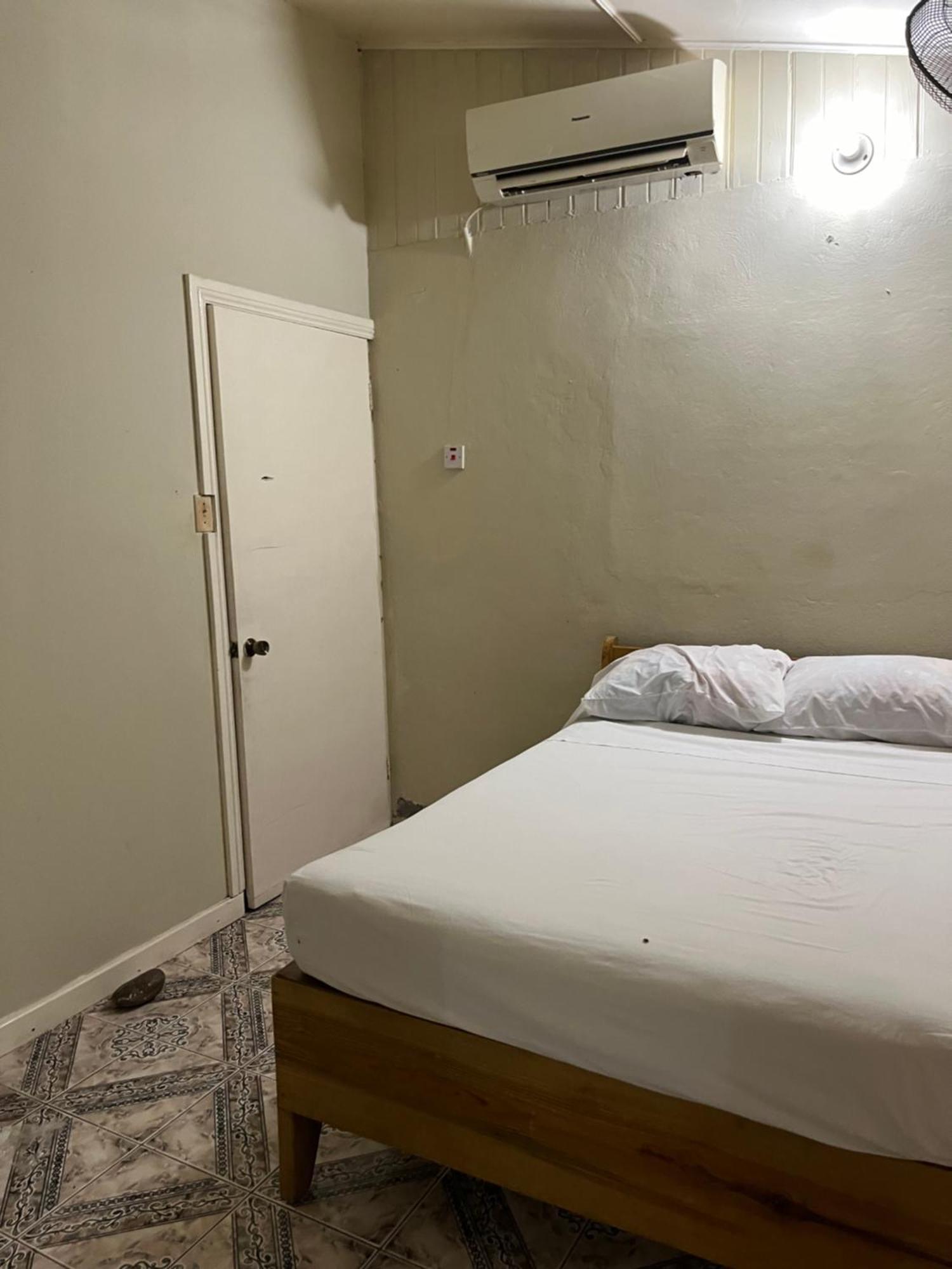 Andre'S Guest House Νεγκρίλ Δωμάτιο φωτογραφία