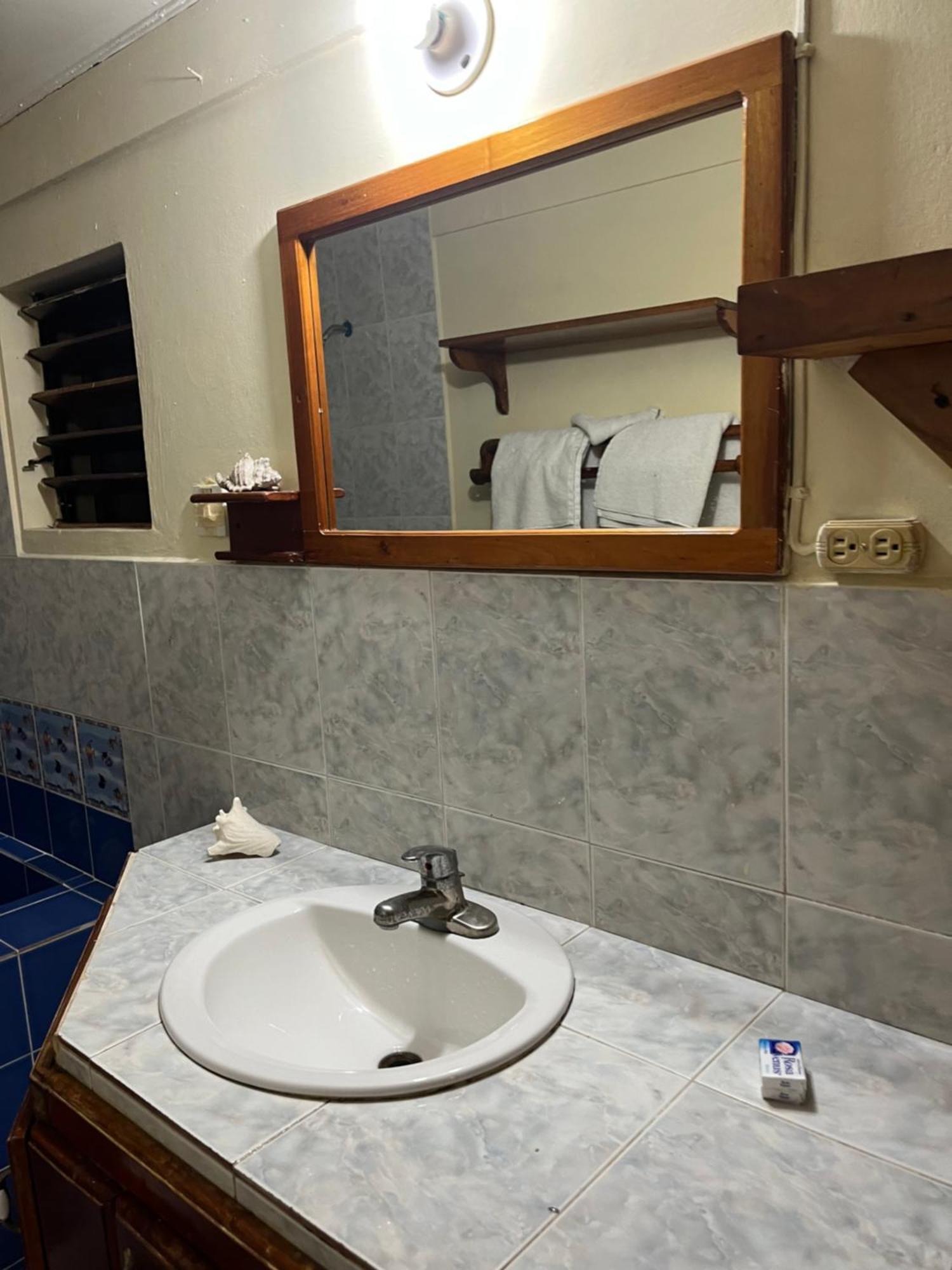 Andre'S Guest House Νεγκρίλ Δωμάτιο φωτογραφία